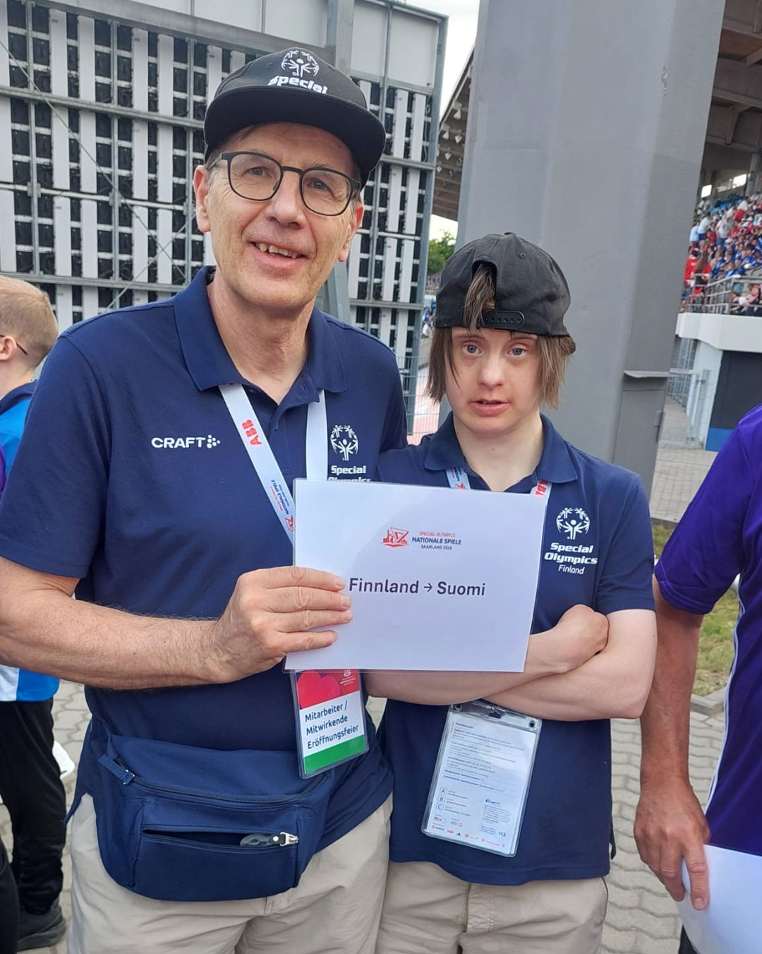 Jouni Koskinen ja Vilma Koskinen poseeraamassa kameralle kisavaatetuksessa.